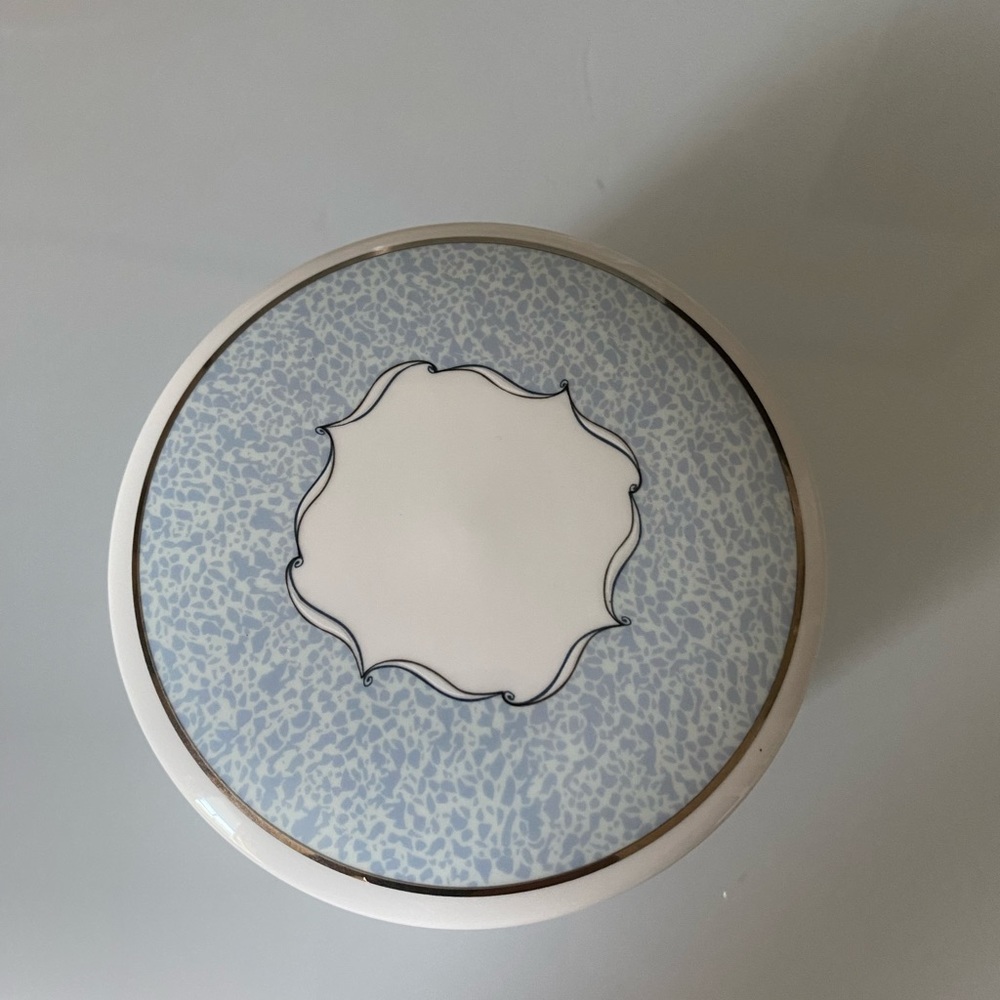 Wedgwood Venice bone china box - Picture 6 of 9